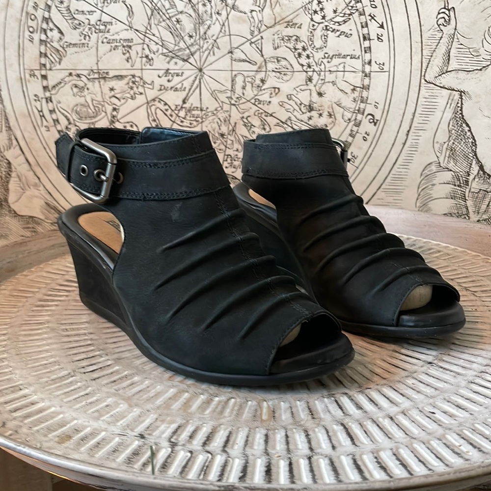Earth Shoes Adina wedge heel black ruched